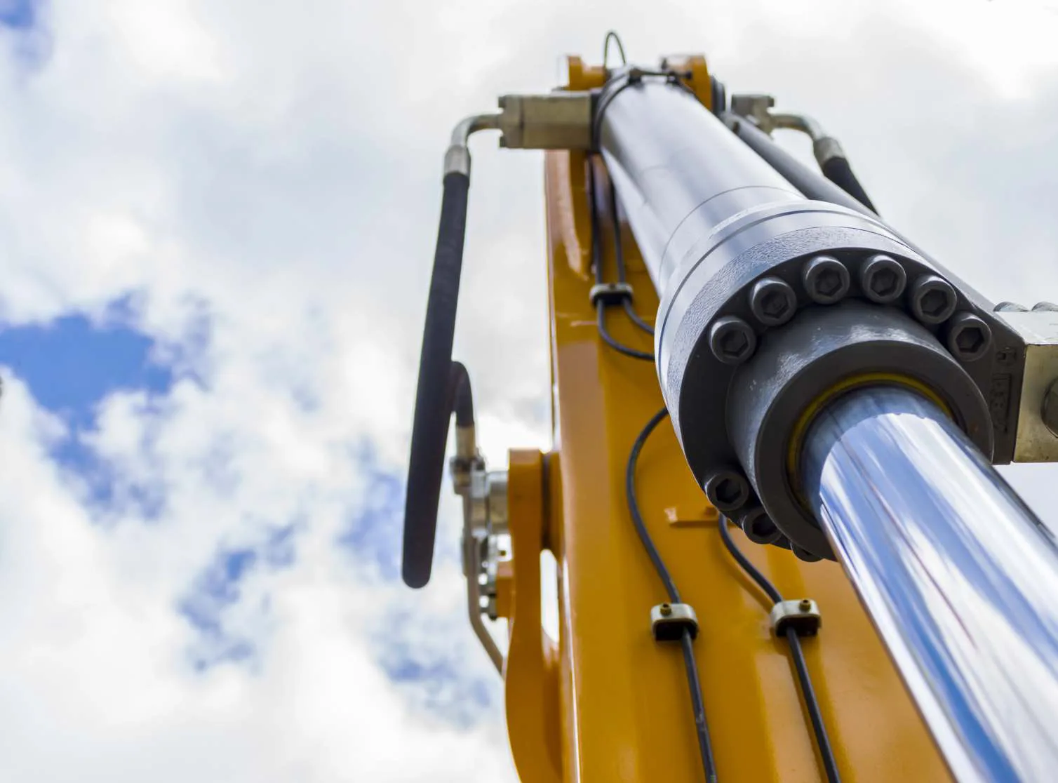 Heavy hydraulic cylinder — gland detail and chrome piston rod