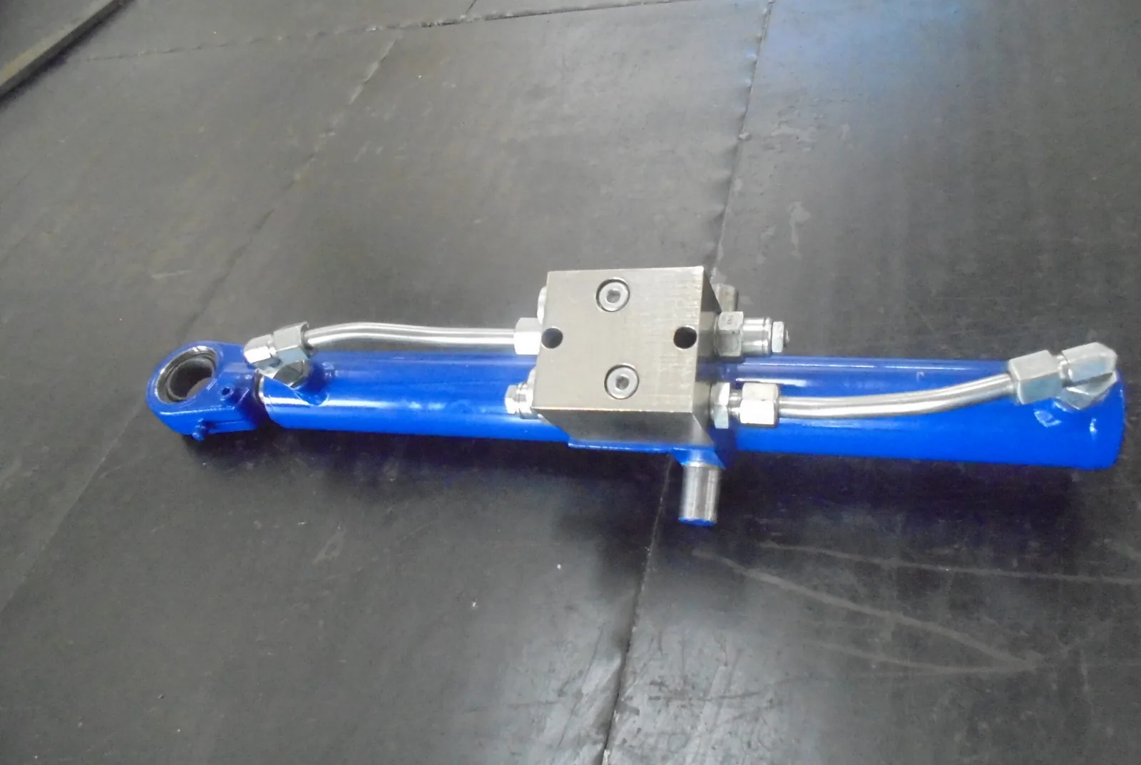 Hydraulic cylinder with integrated valve block manufactured by HYDCO