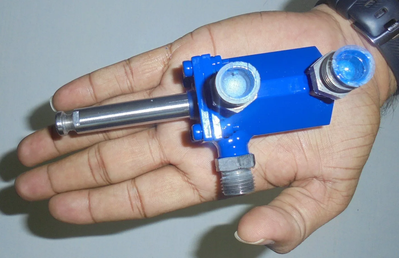Small precision hydraulic component